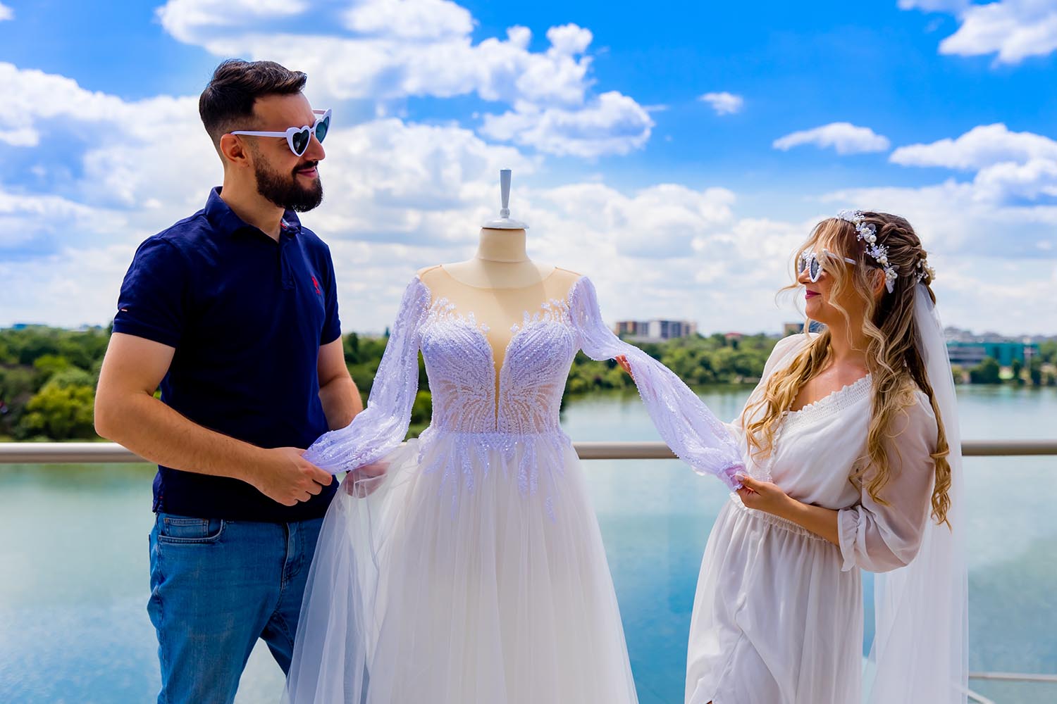 mire si mireasa impreuna cu rochia de nunta